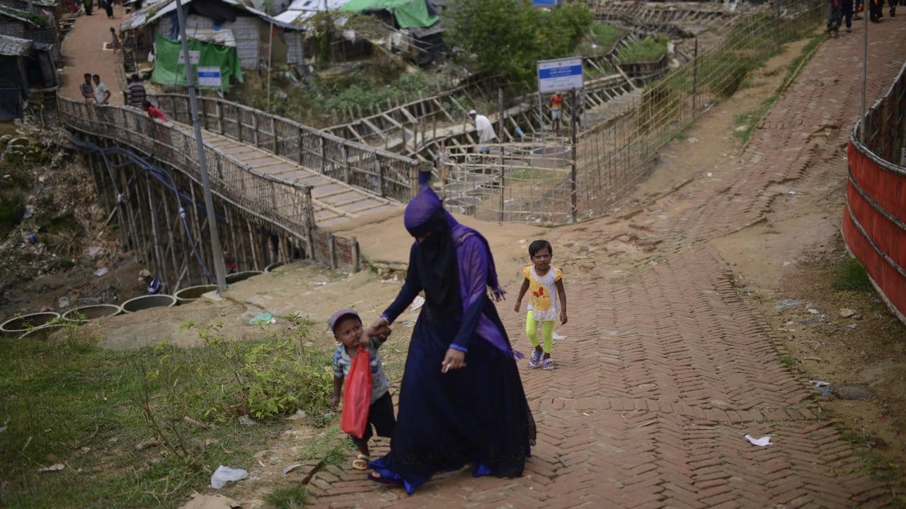 Eine Rohingya-Frau mit ihren Kindern im gigantischen Flüchtlingslager Cox's Bazar.