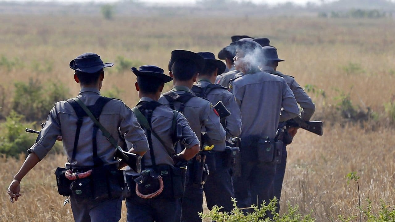 Eine Polizeistreife patroulliert in der Nähe der Stadt Maungdaw im Nordwesten von Myanmar.