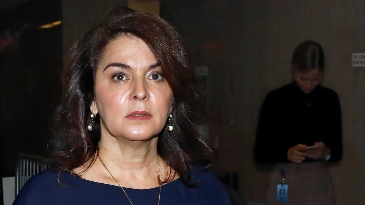 Annabella Sciorra kommt am Gericht an.