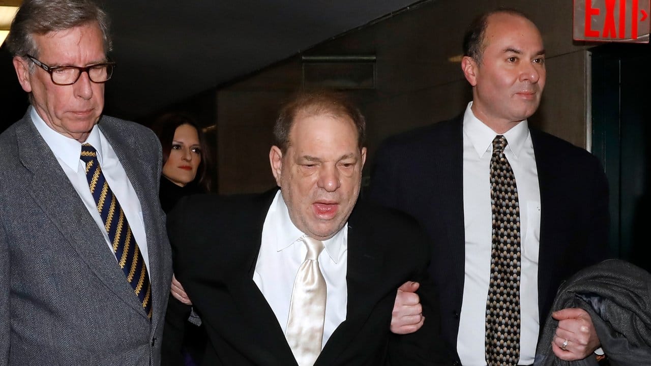 Harvey Weinstein trifft im Gerichtsgebäude für seine Verhandlung ein.