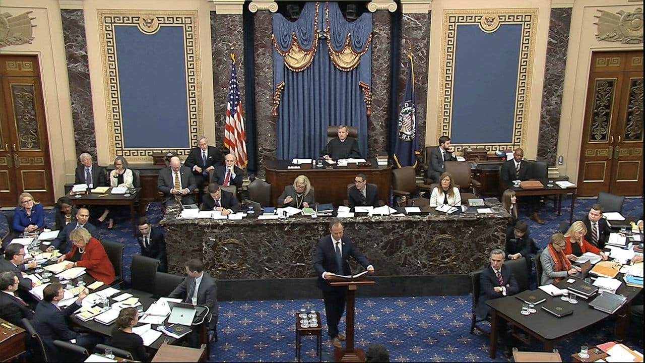 Videostandbild aus dem US-Senat: Der demokratische Kongressabgeordnete Adam Schiff, Vorsitzender des Geheimdienstausschusses, spricht während des Amtsenthebungsverfahrens gegen US-Präsident Trump.