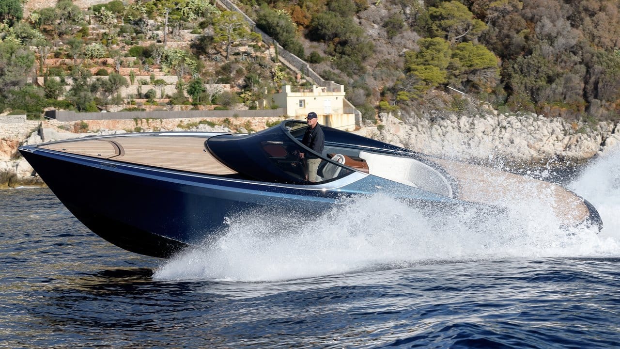Damit würde James Bond auch auf dem Wasser eine schnittige Figur machen: Die AM37 von Aston Martin entstand in Kooperation mit Quintessence Yacht.