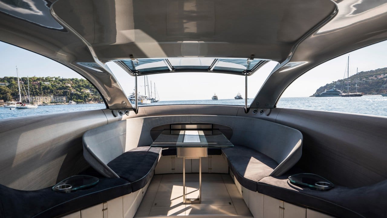 Luxusinterieur: So sieht es an Bord der Mercedes-Jacht Arrow460-Granturismo aus, die in Kooperation mit der monegassischen Firma Silver Arrows Marine entsteht.