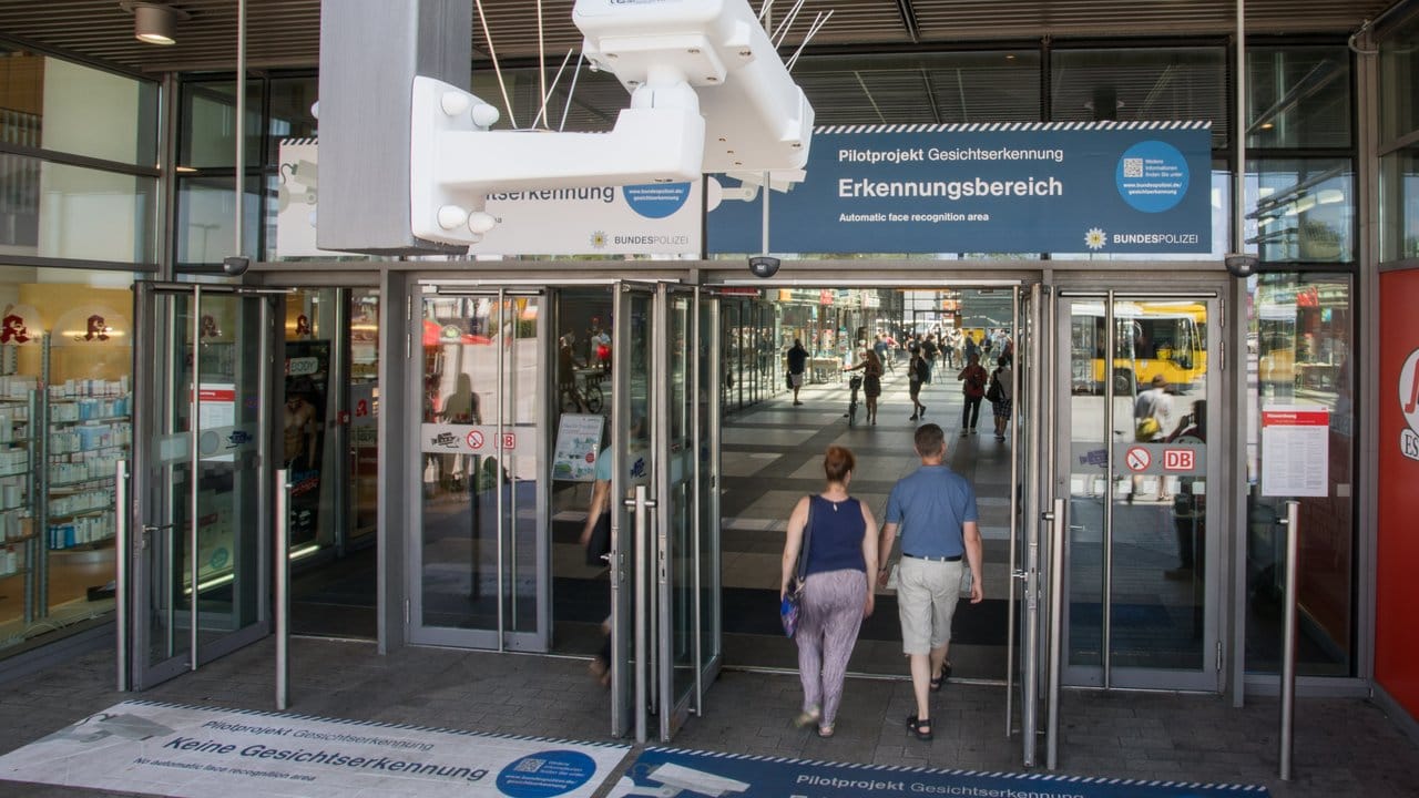 Bodenaufkleber weisen im Bahnhof Südkreuz während einer Testphase auf Erkennungsbereiche zur Gesichtserkennung hin.