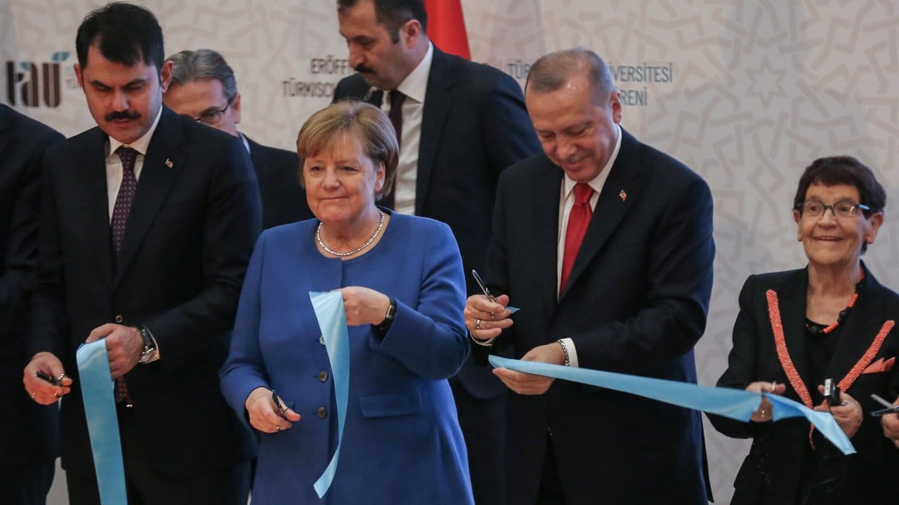 Kanzlerin Merkel und Präsident Erdogan eröffnen einen neuen Campus der Türkisch-Deutschen Universität in Istanbul.