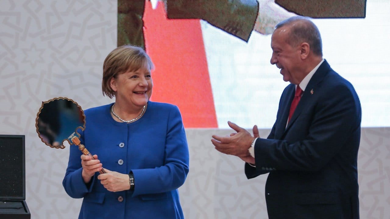 Präsident Erdogan überreicht der Kanzlerin einen Spiegel als Gastgeschenk.