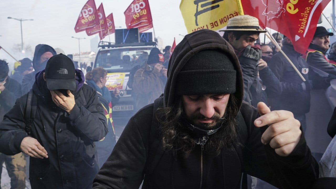 Im Tränengasnebel: Demonstranten während eines Protestes gegen die geplanten Rentenreformen in Frankreich.