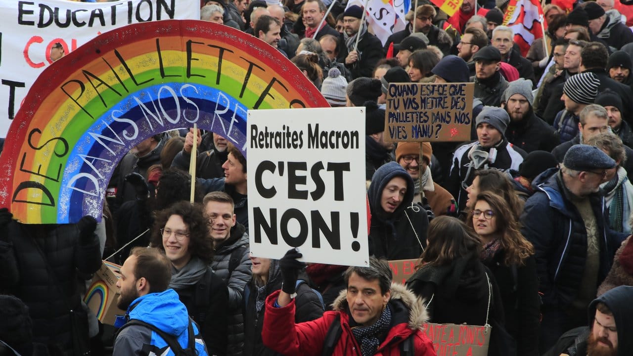 Eine Demonstration gegen die Rentenreformen in Paris.