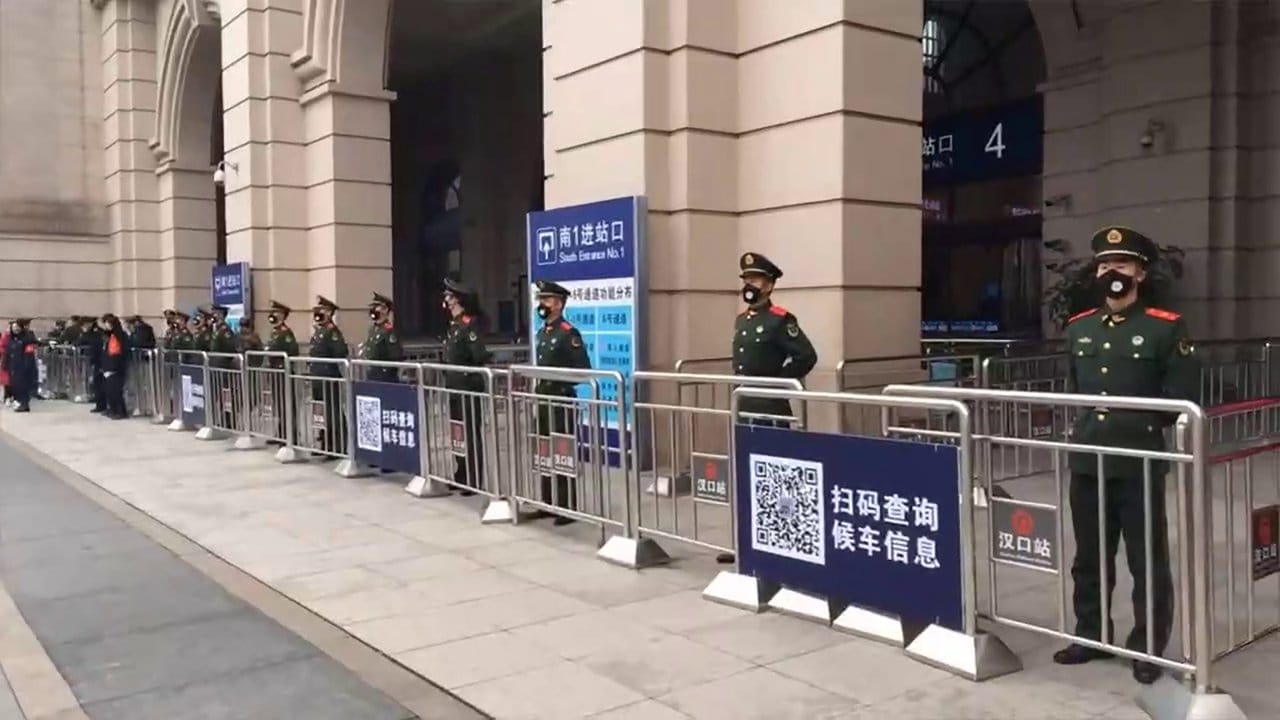Paramilitärische Polizei hat einen Bahnhof in der Metropole Wuhan abgeriegelt.