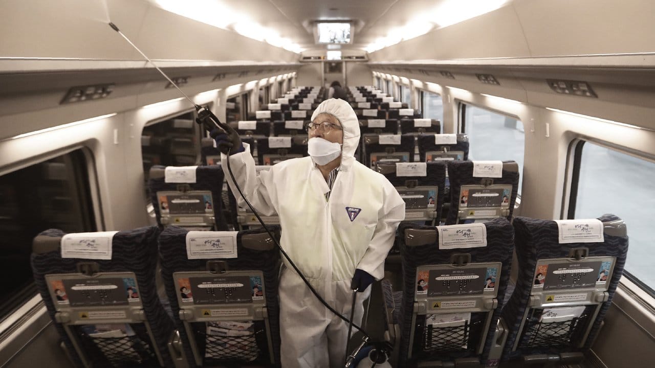 Auch in Südkorea wird vorgesorgt: Hier wird ein Zug desinfiziert.
