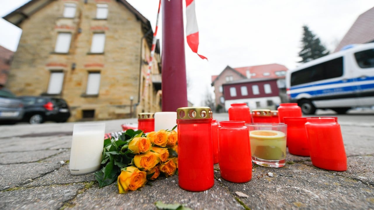 Nach den tödlichen Schüssen in Rot am See erinnern Blumen und Kerzen an die Opfer.