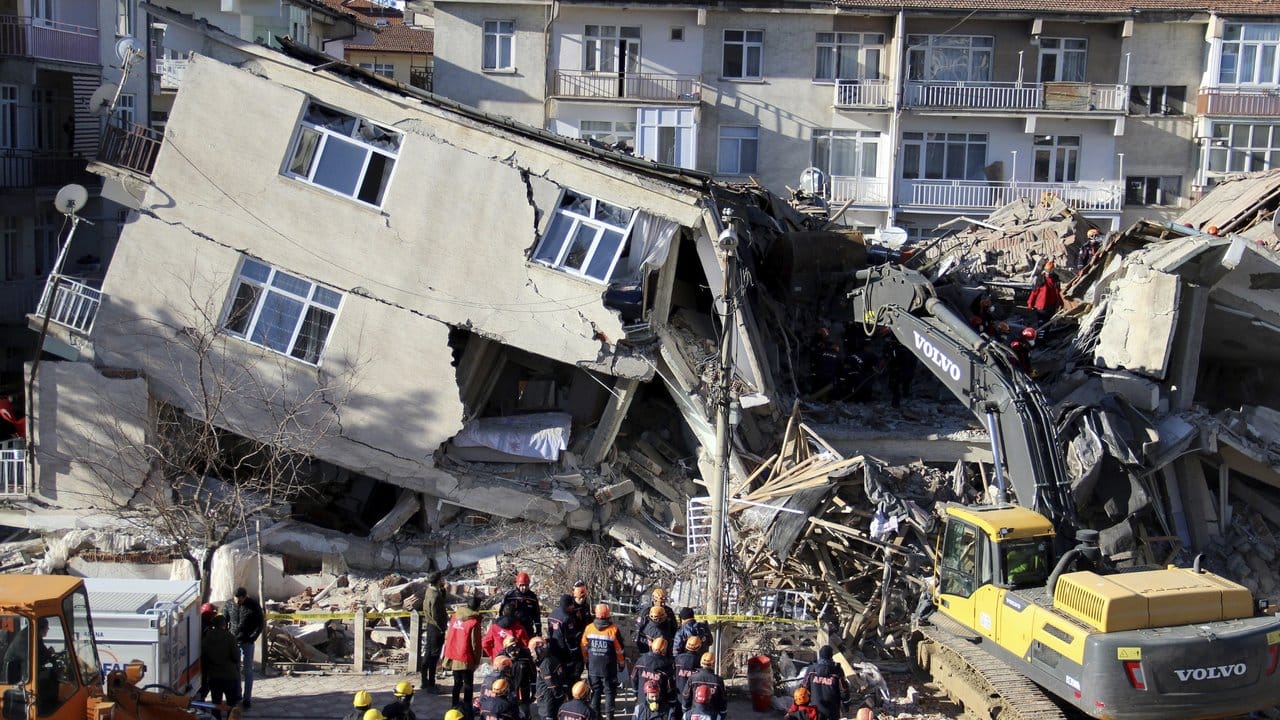 Rettungskräfte sind an einem eingestürzten Gebäude in Elazig im Einsatz.