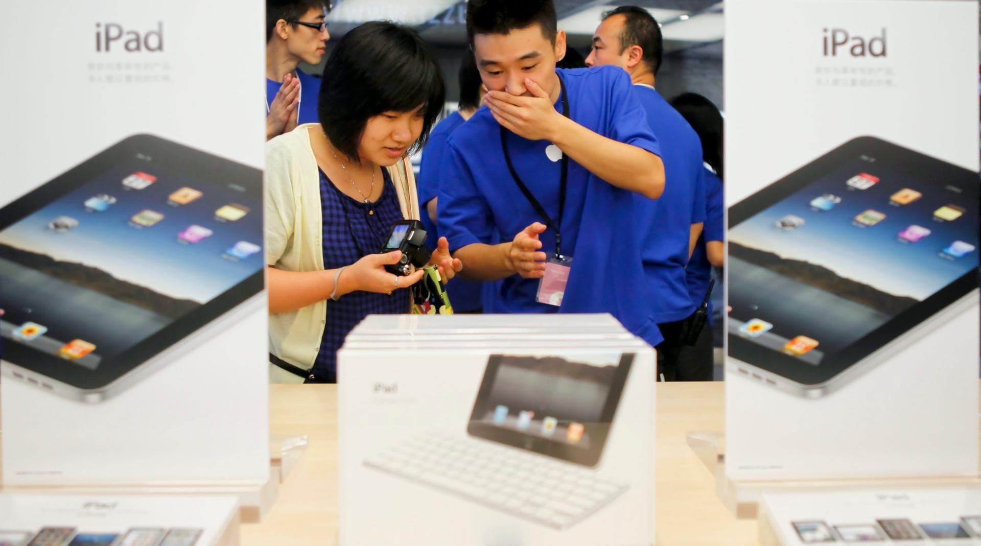 Kunden stehen kurz nach dem Verkaufsstart für das iPad im Apple Store in Peking.