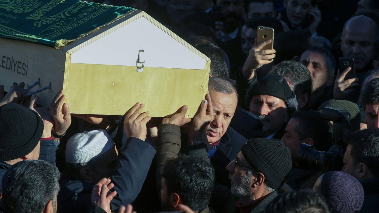 Der türkische Präsident Recep Tayyip Erdogan, nimmt an einer Beerdigungsprozession teil.