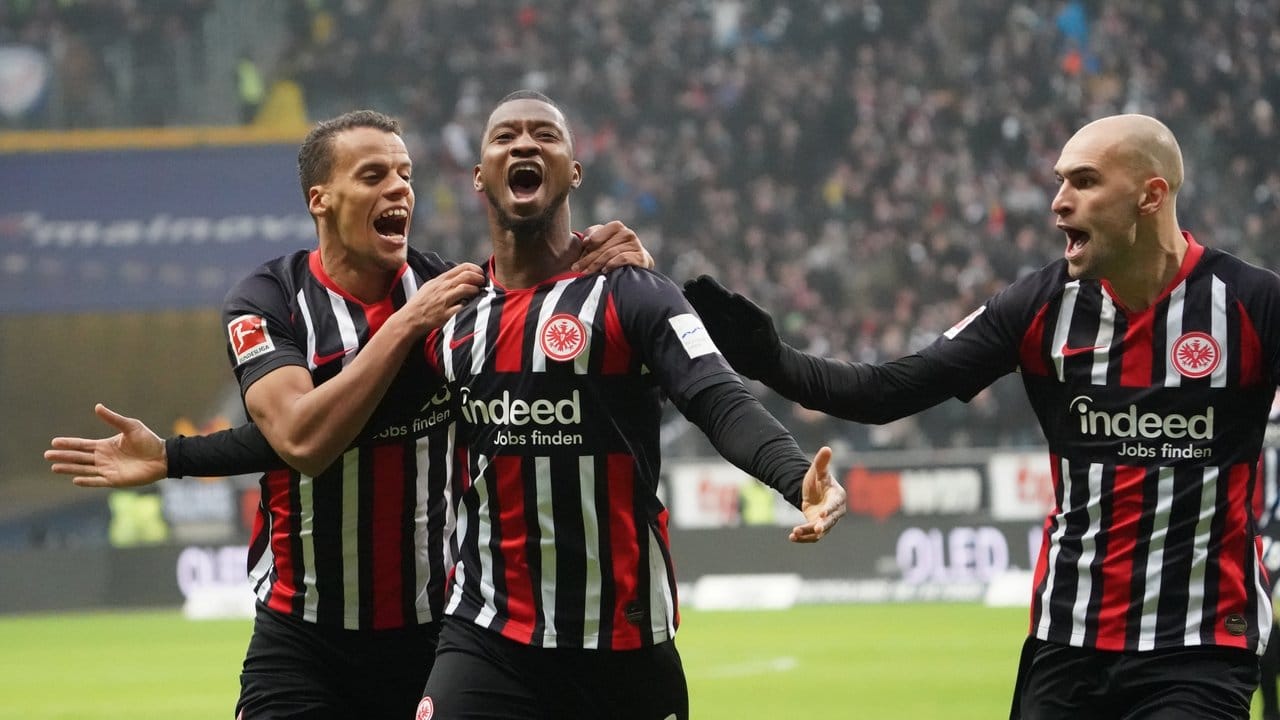 Frankfurts Almamy Toure (M) jubelt nach seinem Tor zum 1:0 gegen Leipzig. Frankfurts Almamy Toure (M) jubelt nach seinem Tor zum 1:0 gegen Leipzig.