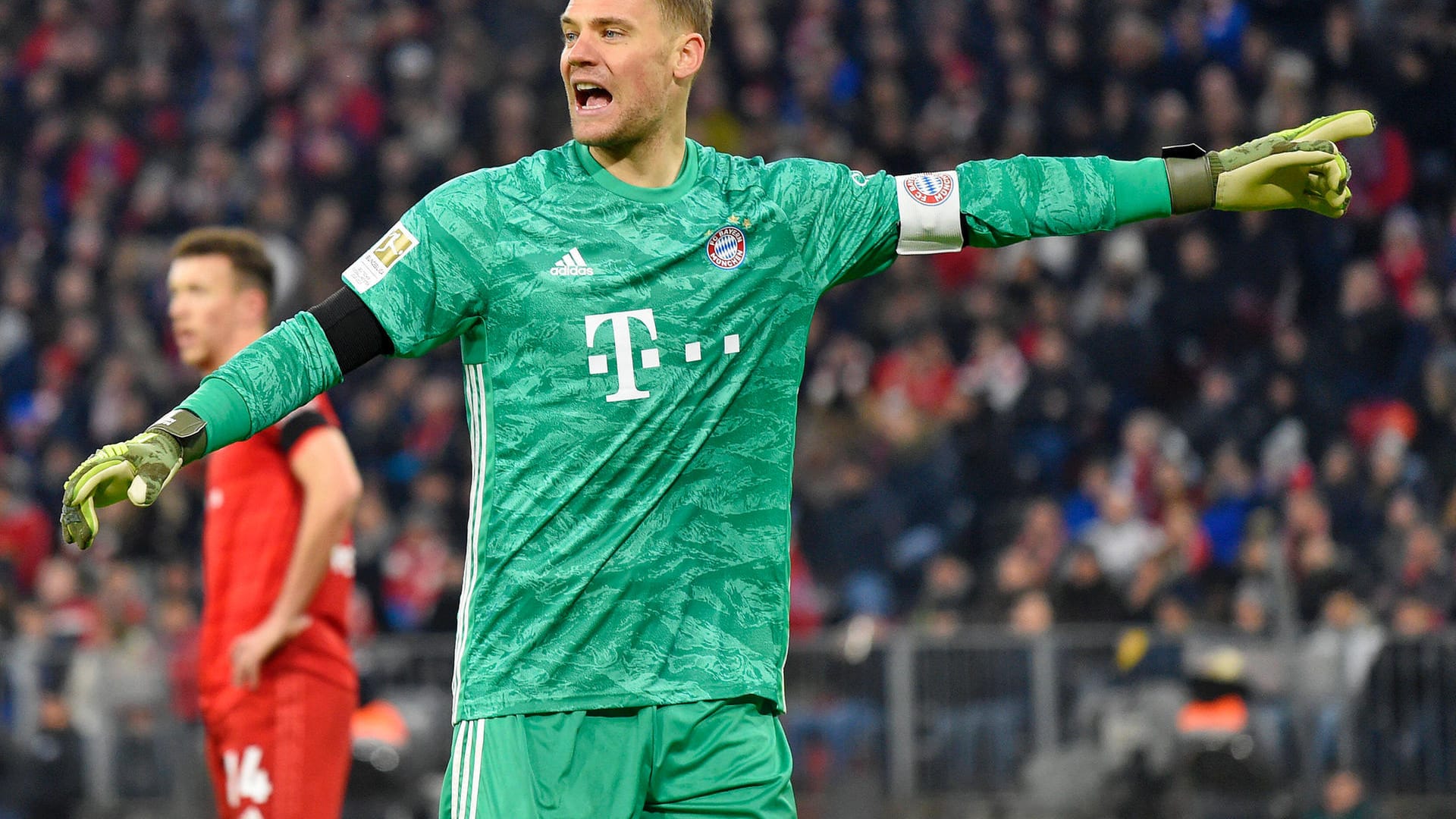 Manuel Neuer: Hatte nach neun Minuten gehörig Glück, als der Ball über ihn hinweg an die Latte segelte. In der ersten Hälfte ansonsten komplett beschäftigungslos. Stand teilweise wie einst ein Libero als letzter Mann auf Höhe der Mittellinie, was die ganze Dominanz des FC Bayern dokumentierte. Note 3