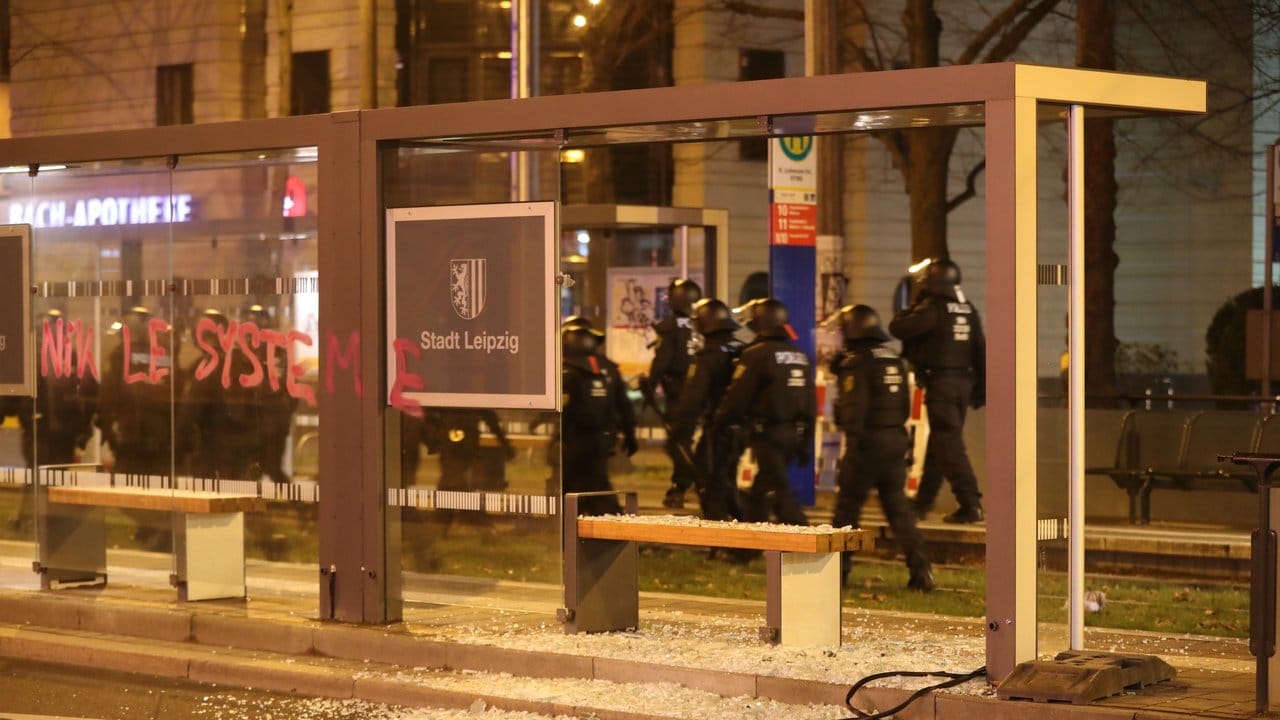 Reste einer eingeschlagenen Scheibe liegen neben einer Straßenbahnhaltestelle.