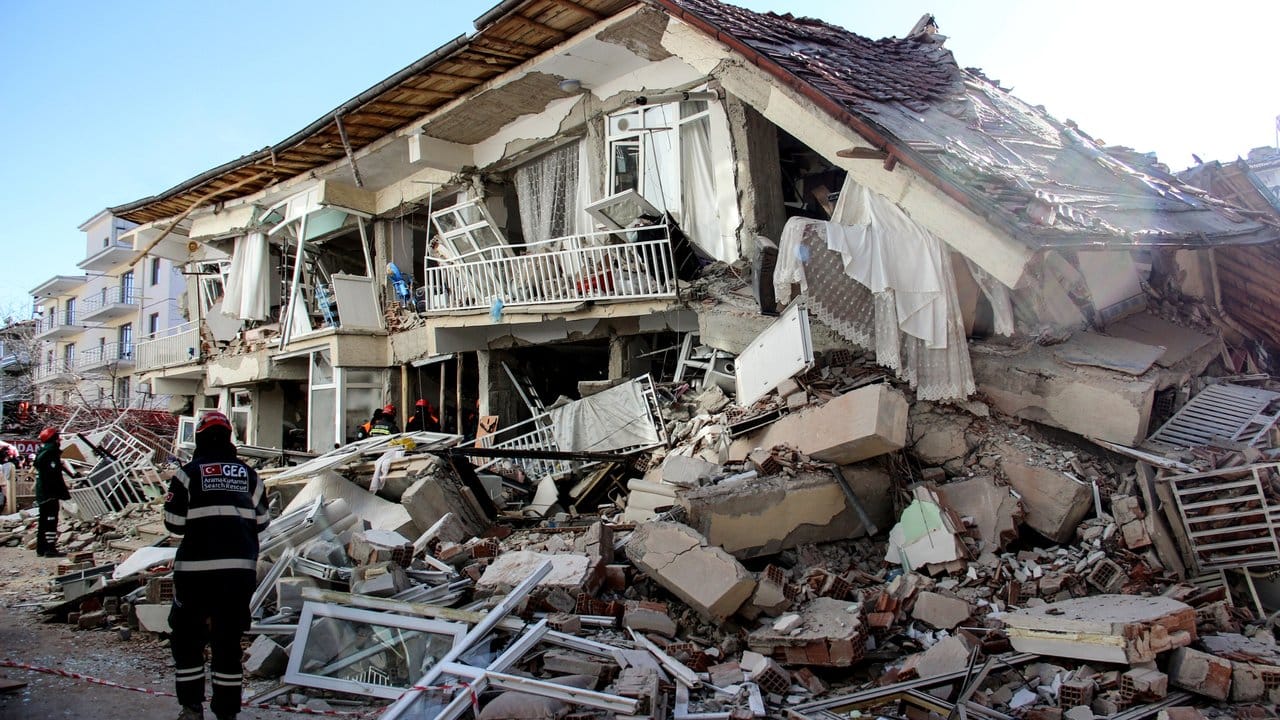 Zerstörte Gebäude in Elazig: Das Beben hatte nach Angaben der Katastrophenschutzbehörde Afad die Stärke 6,8.