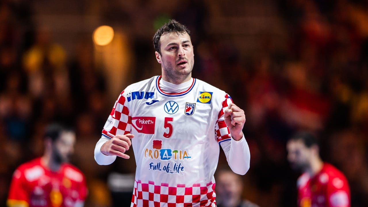 Kroatiens Topstar Domagoj Duvnjak ballt nach einem Tor die Faust.