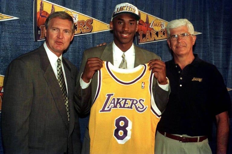 Kobe Bryant wurde zu eine Legende der LA Lakers, ohne von ihnen gedraftet worden zu sein. Tatsächlich wurde er von den Charlotte Hornets an der 13. Stelle ausgewählt, wurde aber dann zu den "Purple and Gold" getradet.