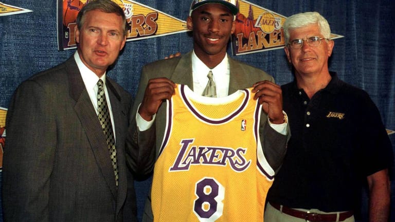 Kobe Bryant wurde zu eine Legende der LA Lakers, ohne von ihnen gedraftet worden zu sein. Tatsächlich wurde er von den Charlotte Hornets an der 13. Stelle ausgewählt, wurde aber dann zu den "Purple and Gold" getradet.