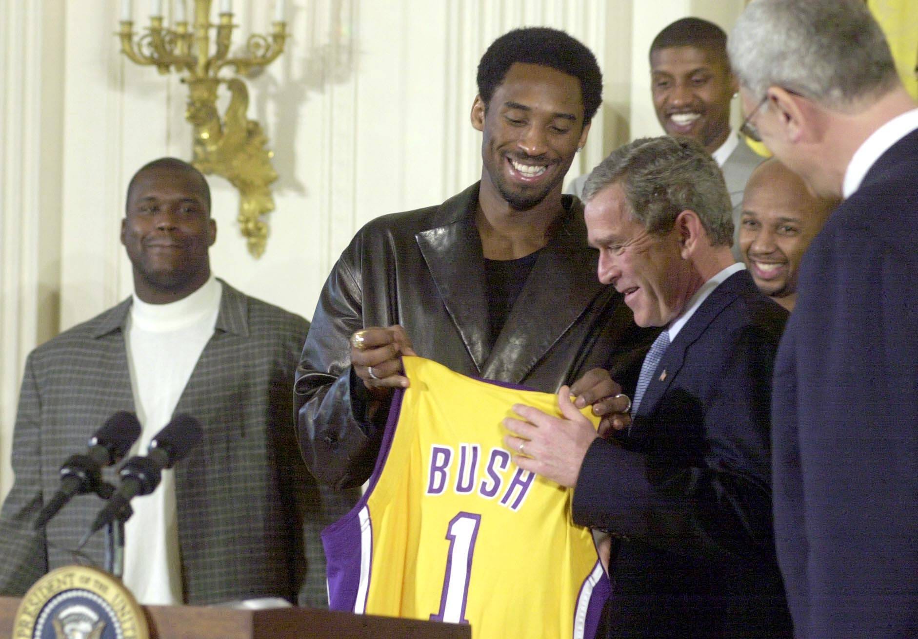 Von 2000 bis 2002 gewannen die Lakers stets den NBA-Titel und schafften damit den legendären "Threepeat", Besuche im Weißen Haus inklusive.