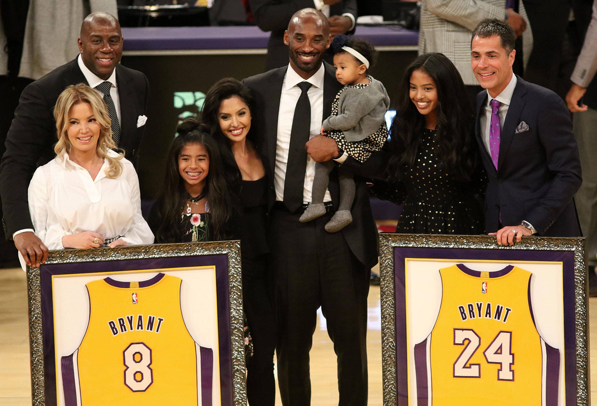 Im Dezember 2017 erhält Kobe Bryant eine besondere Ehre. Die Los Angeles Lakers "pensionieren" seine Nummern 8 und 24, mit denen er über die Jahre für das Team spielte. Sie wurden ab diesem Zeitpunkt nicht mehr vergeben.
