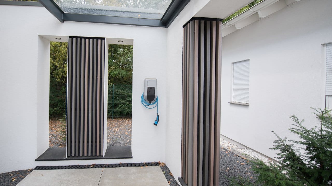 Kleine Ladestationen fürs E-Auto lassen sich unauffällig im Carport oder in der Garage anbringen. Kleine Ladestationen fürs E-Auto lassen sich unauffällig im Carport oder in der Garage anbringen.
