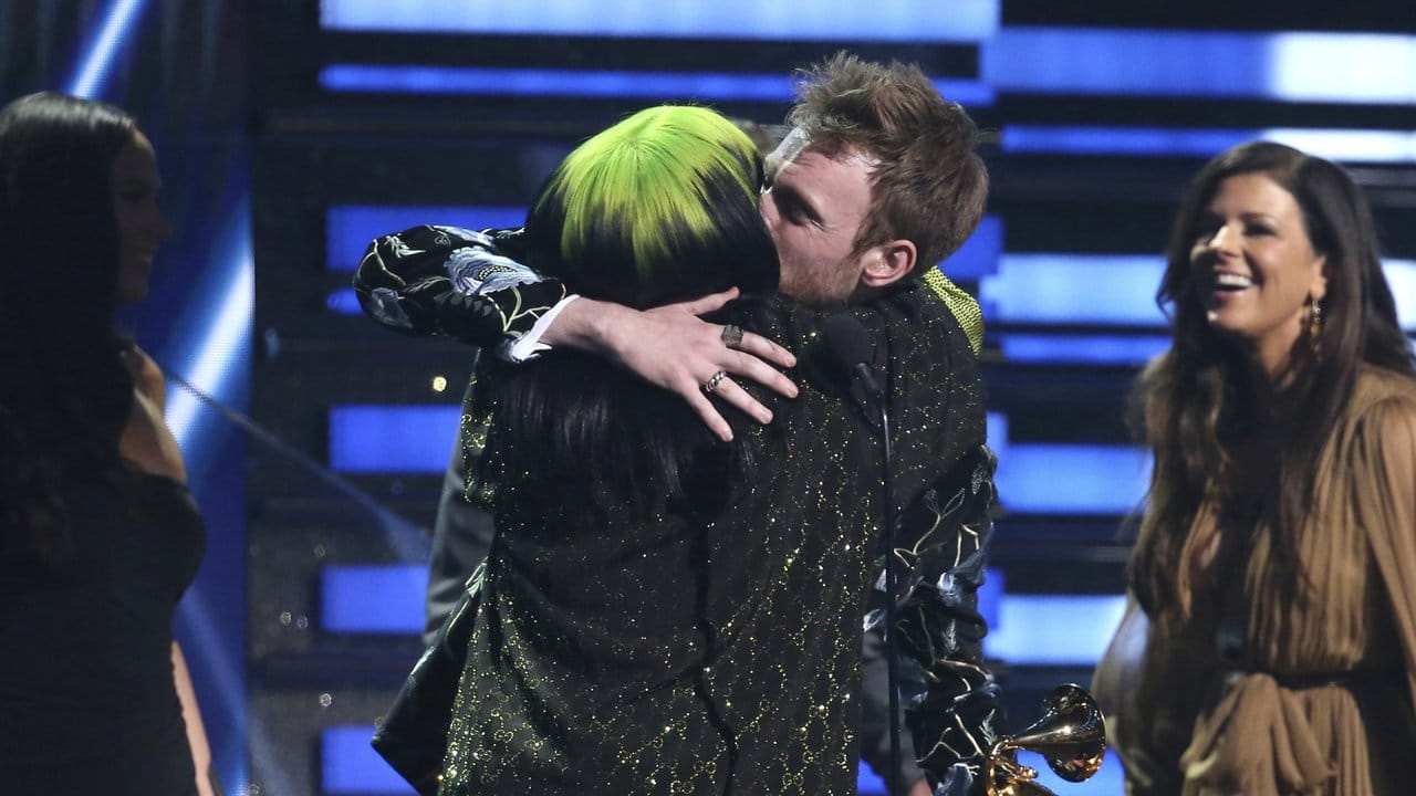 Billie Eilish umarmt ihren Bruder Finneas O'Connell bei der Verleihung der diesjährigen Grammy Awards im Staples Center.
