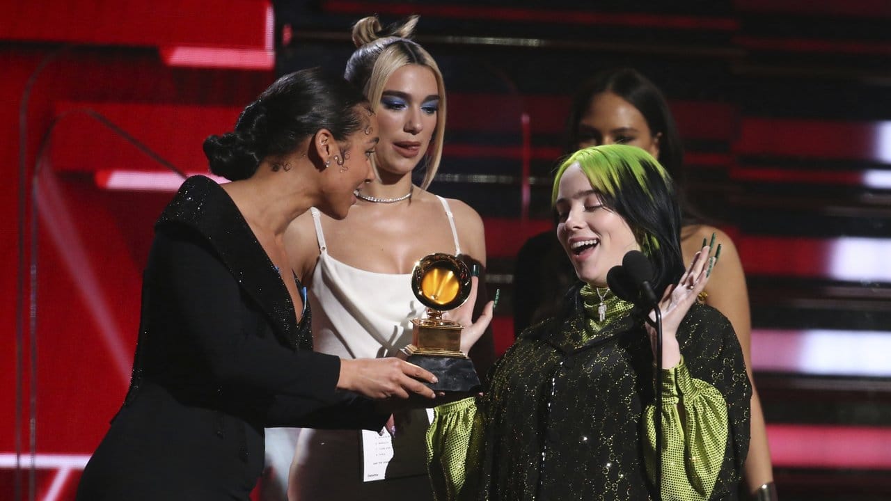 Alicia Keys und Dua Lipa überreichen Billie Eilish die Auszeichnung "Bester neuer Künstler".