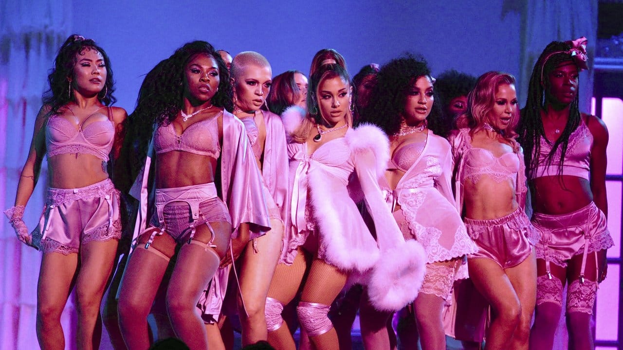 Ariana Grande tritt mit ihren Tänzerinnen auf.