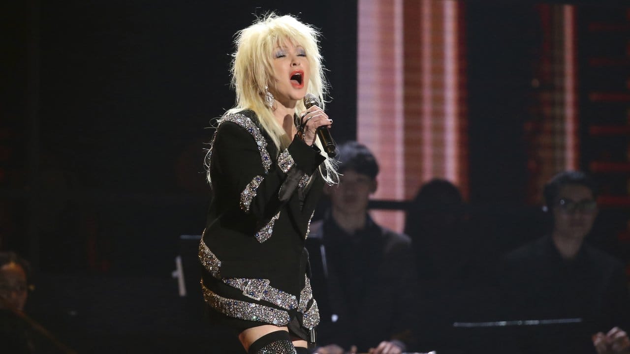 Cyndi Lauper tritt während der Grammys auf.