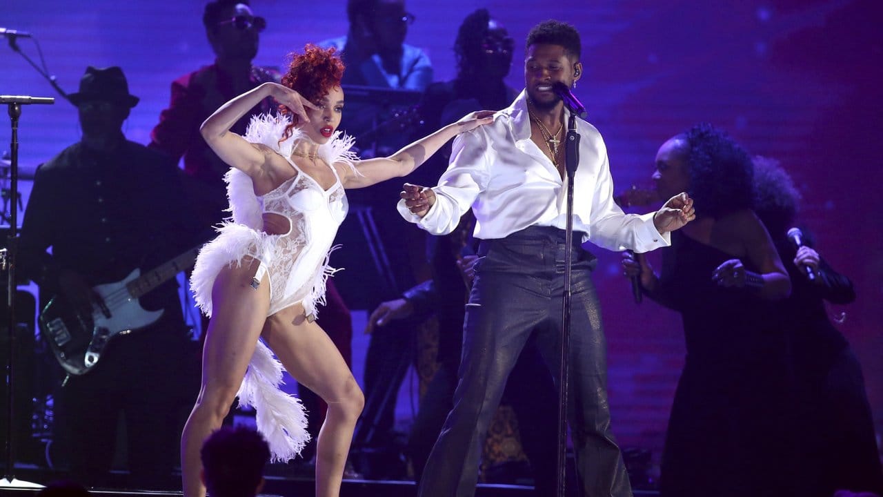 Die Künstler FKA Twigs und Usher sind beides auch versierte Tänzer. Die Künstler FKA Twigs und Usher sind beides auch versierte Tänzer.