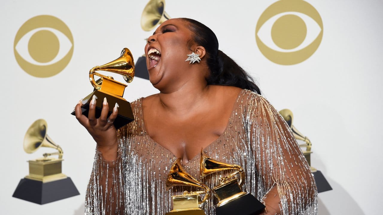 Lizzo posiert mit ihren Trophäen: Die Sängerin kommt 2023 nach Köln.