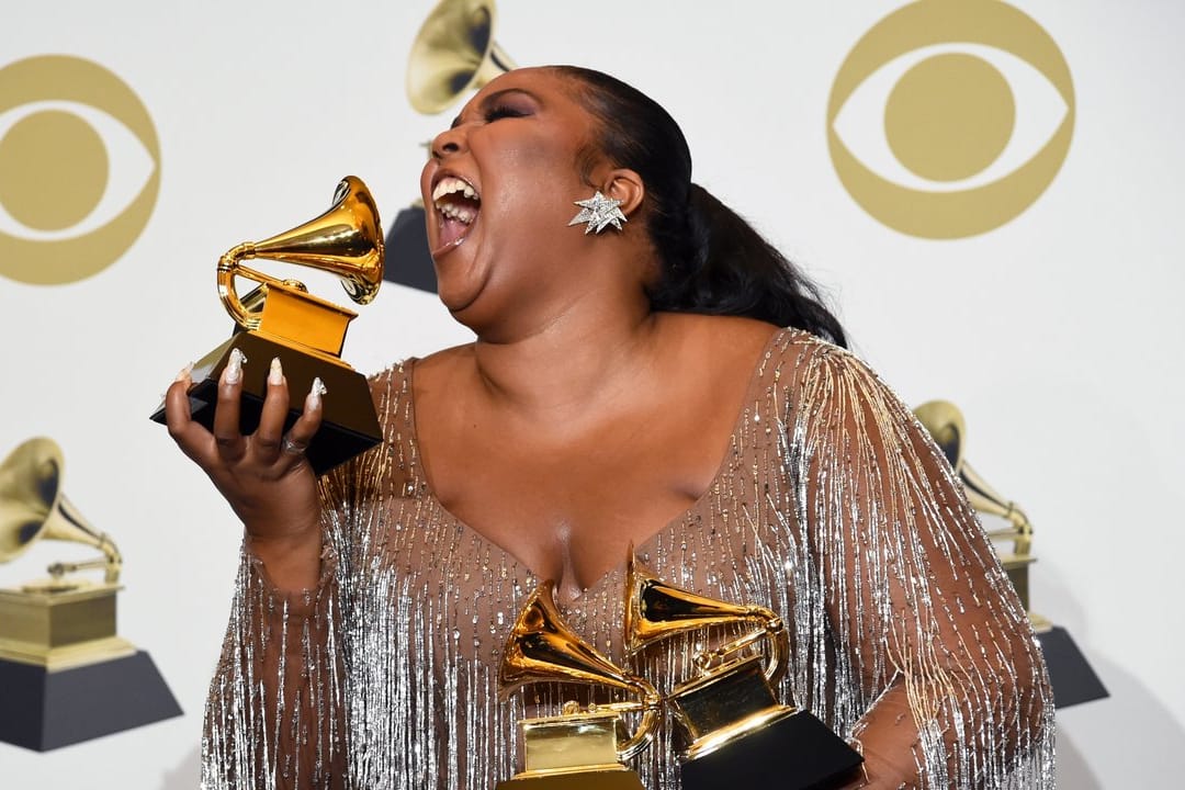 Lizzo posiert mit ihren Trophäen: Die Sängerin kommt 2023 nach Köln.