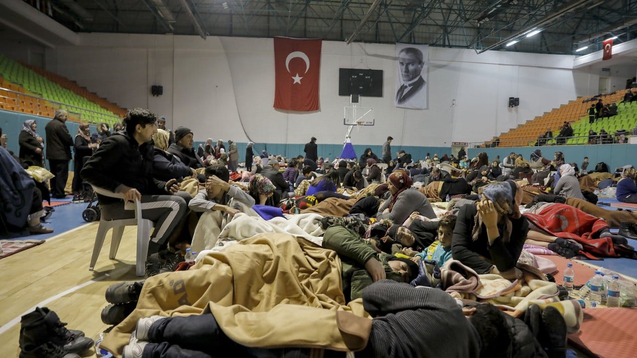 Menschen verbringen aus Furcht vor neuen Beben die Nacht in einer Sporthalle in Elazig.