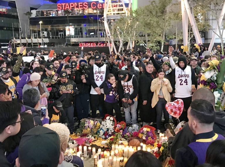 In der Nacht strömten in Los Angeles Hunderte schockierte Fans zum Staples Center. Dort hat Bryant bis 2016 für die LA Lakers gespielt. Die Menschen legten vor der Arena Blumen nieder, zündeten Kerzen an und stimmten immer wieder "Kobe Kobe"-Rufe an.