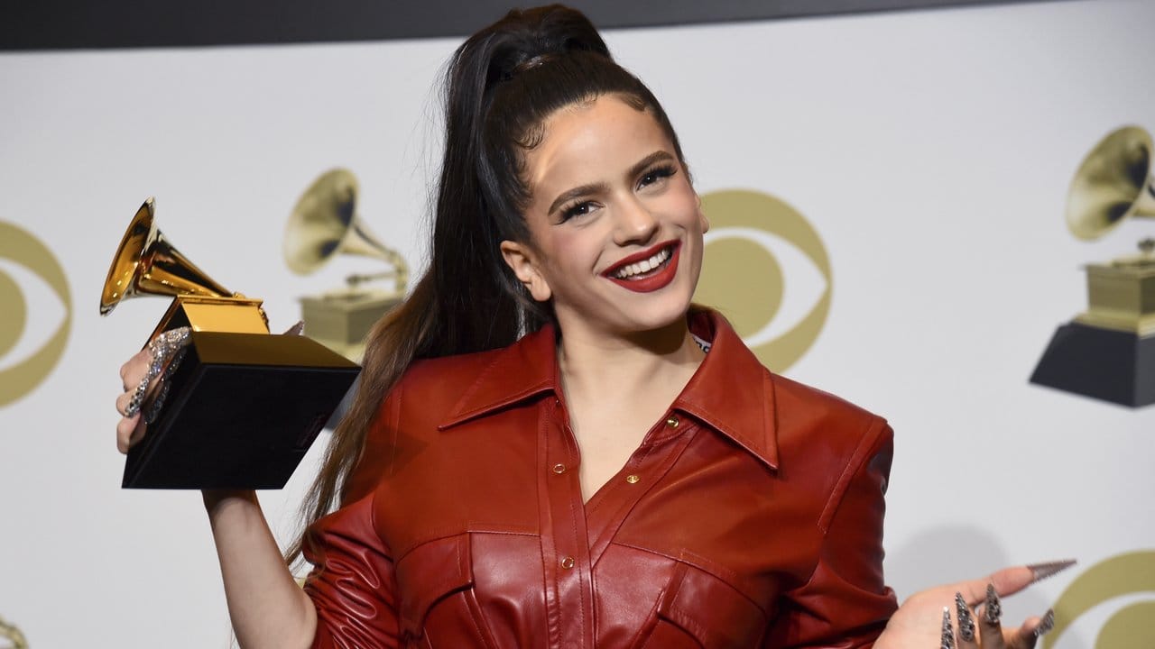 Die spanische Sängerin Rosalia hat in der Kategorie bestes Latin-Rockalbum gewonnen. Die spanische Sängerin Rosalia hat in der Kategorie bestes Latin-Rockalbum gewonnen.