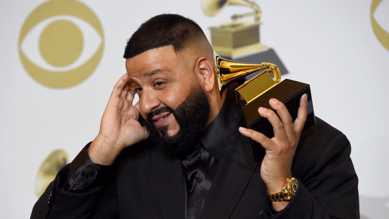 Grammygewinner DJ Khaled ist ganz Ohr.