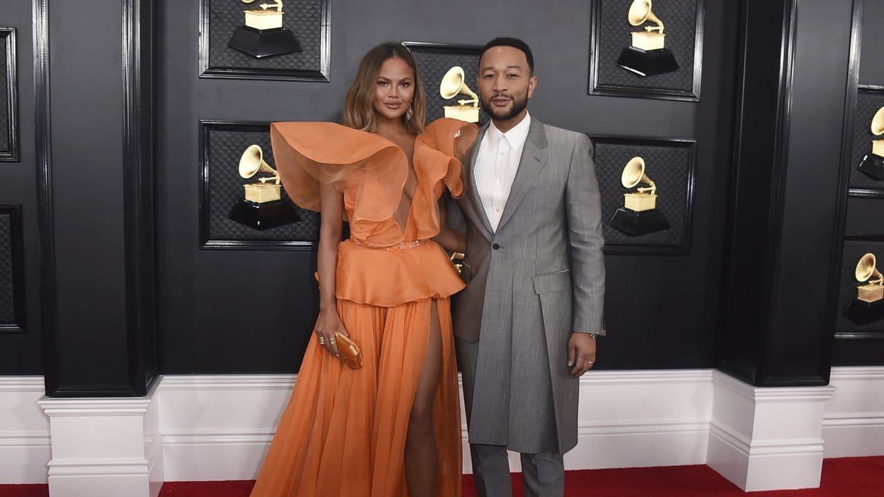 Glamourpaar: Chrissy Teigen und John Legend kommen gut gekleidet zur Verleihung.