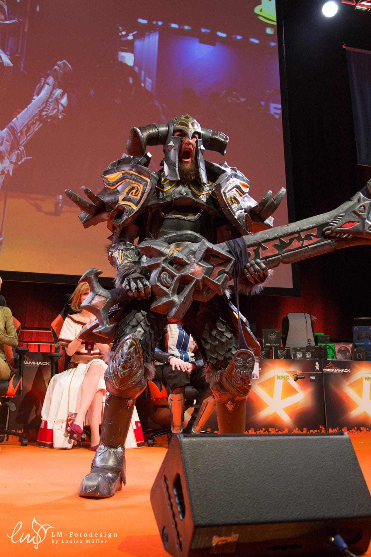 2004 kam "World of Warcraft" auf den Markt. Das Online-Rollenspiel hat immer noch zahlreiche Spieler. So auch Gisi Cosplay, der als Krieger im T10-Rüstungsset über die Bühne schreitet.