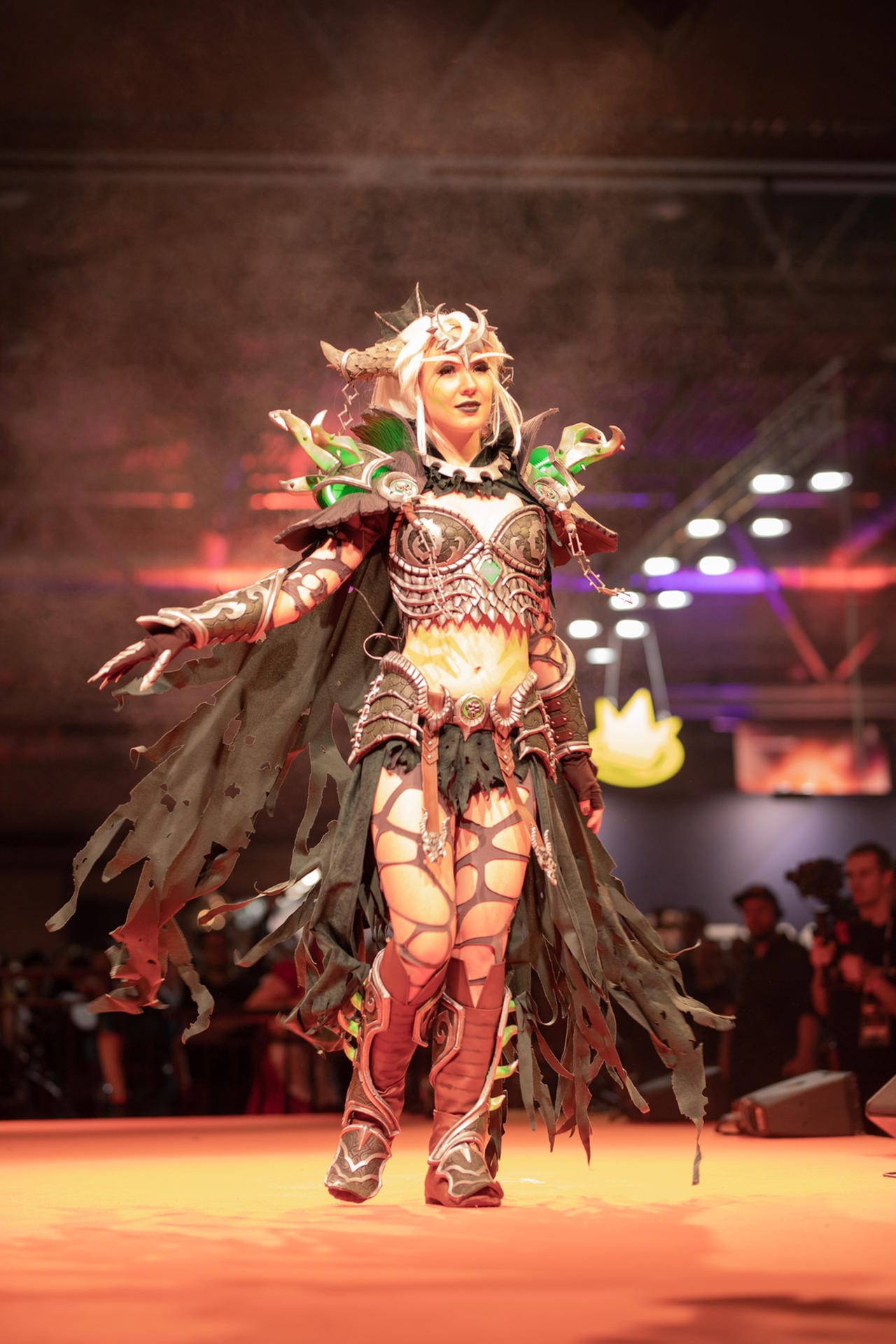 Silivren Cosplay verkörpert den Drachen Ysera aus "World of Warcraft". Zahlreiche LEDs bringen die Kristalle zum Leuchten.