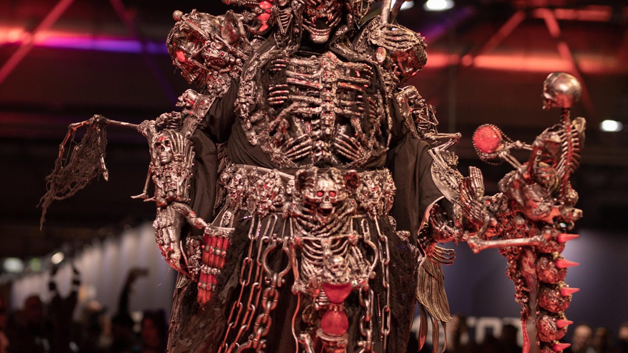 Jeder Totenschädel und jedes Detail wurde selbst geformt und hergestellt. Der Lohn: Gewinnerin der Kategorie "Best Entertainer". "Der Tod" ist eine Eigenkreation von KasanCosplay Costumes, so der Künstlername der Cosplayerin. Fast alle Cosplayer haben einen solchen Künstlernamen. Mit diesem sind sie auch auf Social Media aktiv.
