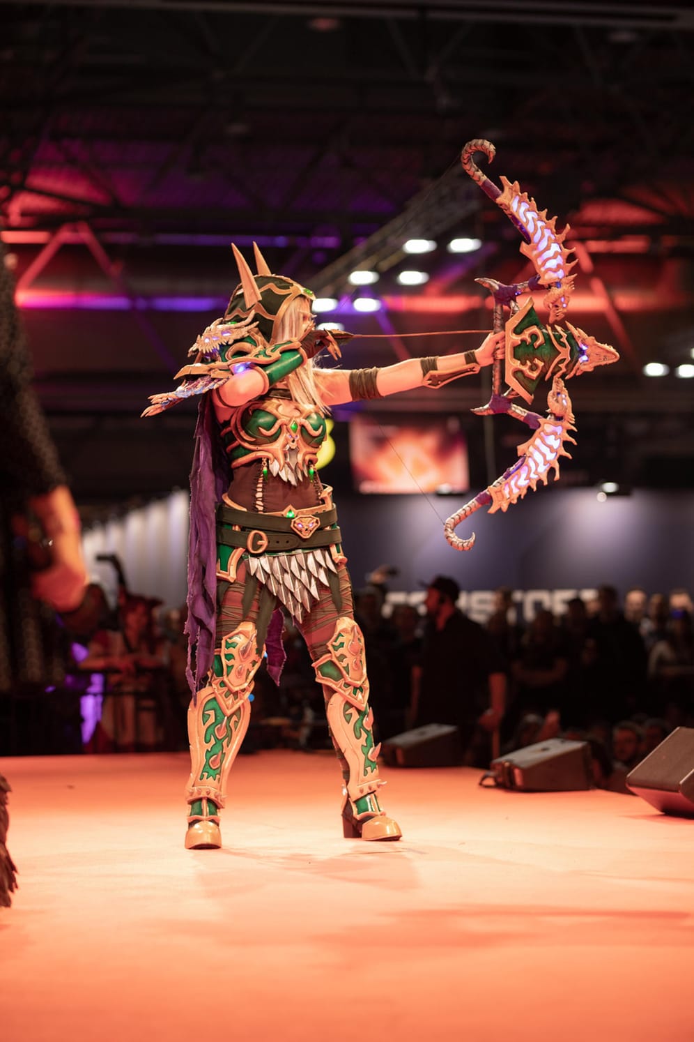 Mita nahm als Alleria Windläufer aus "World of Warcraft" am Costume Contest teil. Auch hier sind zahlreiche LEDs im Kostüm und im Bogen verbaut.