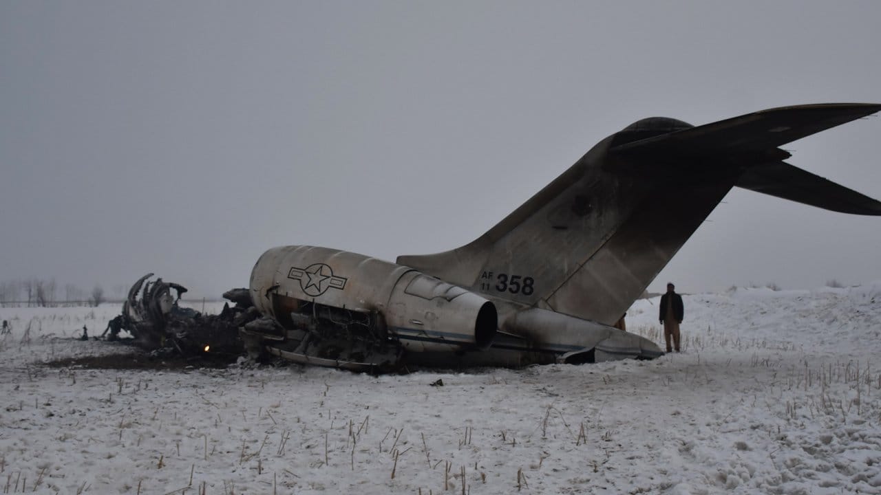 Das Wrack des abgestürzten US-Flugzeugs im aghanischen Bezirk Deh Jak.