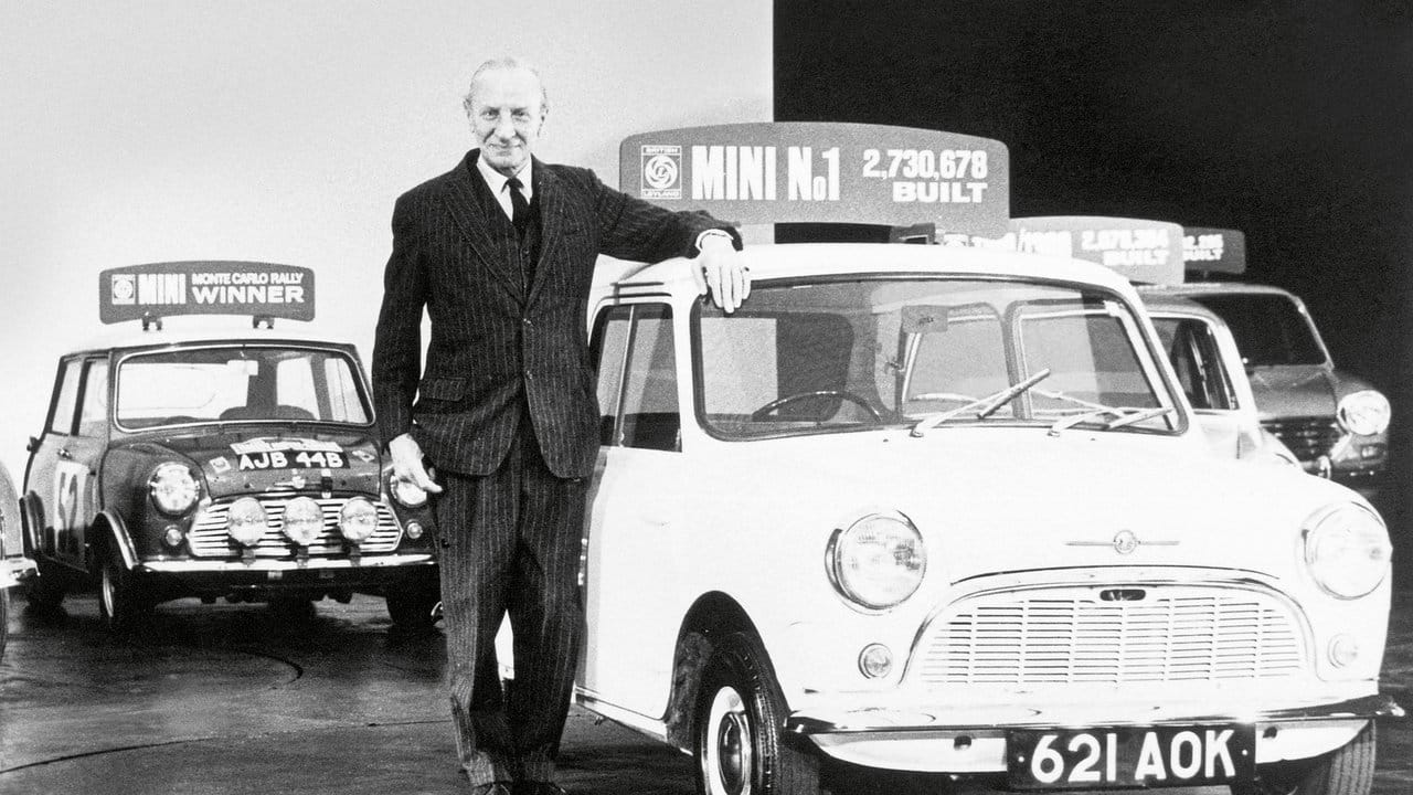 Herr des Minis: Autokonstrukteur Alec Issigonis neben seiner bekanntesten Erfindung.
