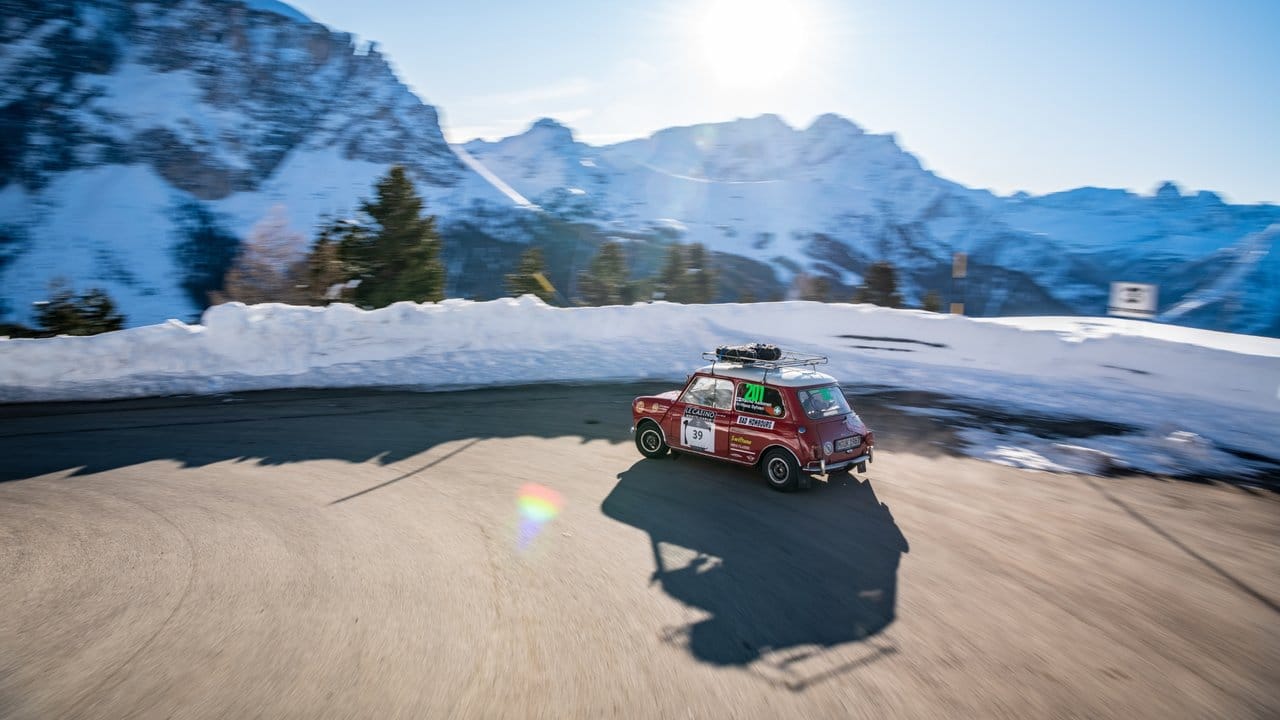 Herrliche Kulisse: Der 1965er Mini bahnt sich seinen Weg auf einer Etappe der Klassik-Rallye Coppa delle Alpi.