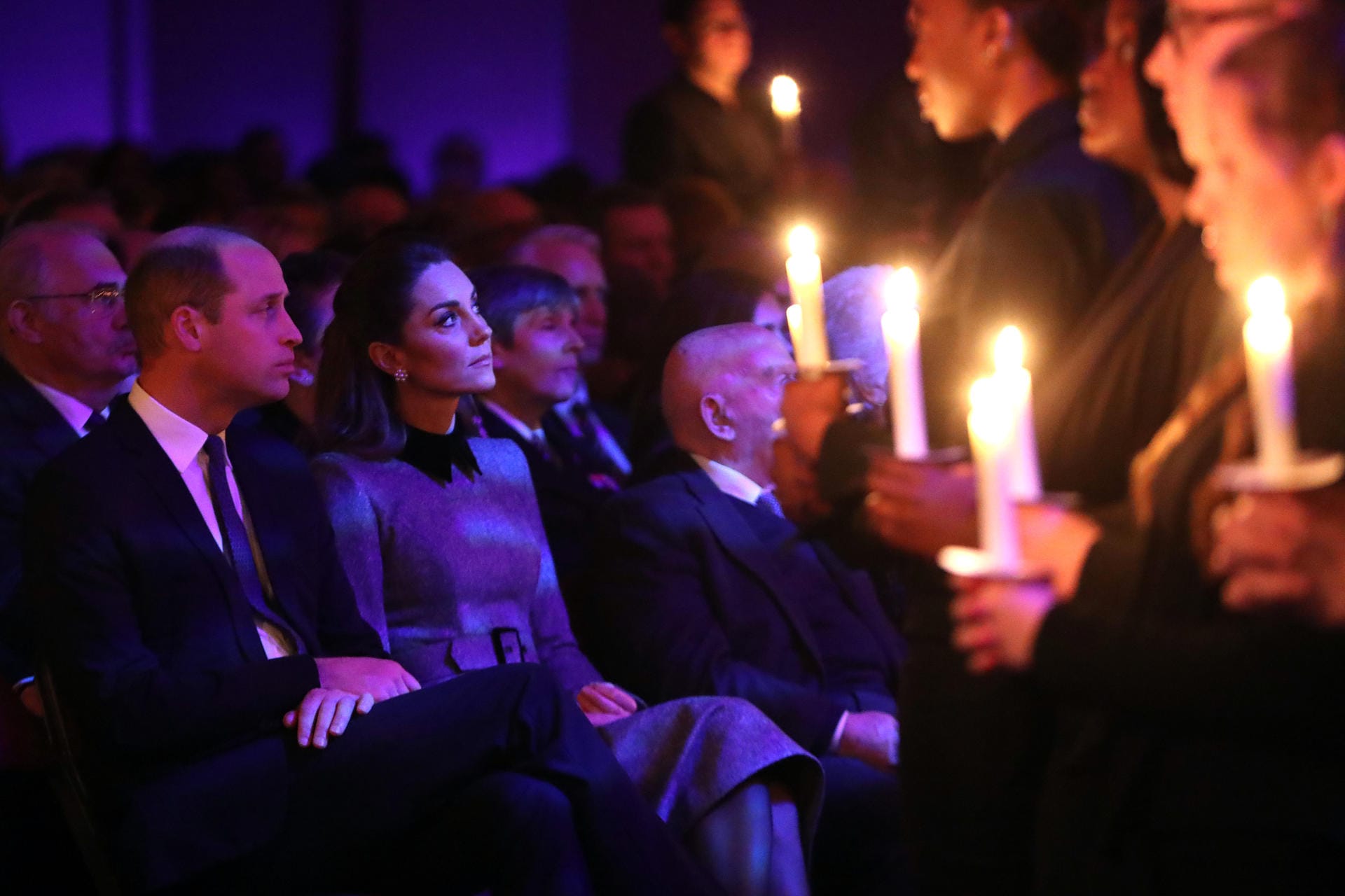 Während des Gottesdienstes wurden 75 Kerzen zum Gedenken an den 75. Jahrestag des Ende des Holocaust angezündet.