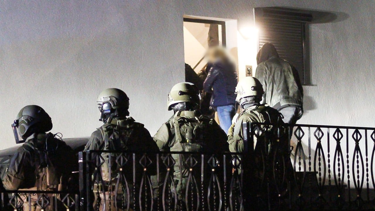 Polizeibeamte und SEK-Mitglieder betreten ein Haus in Dortmund.