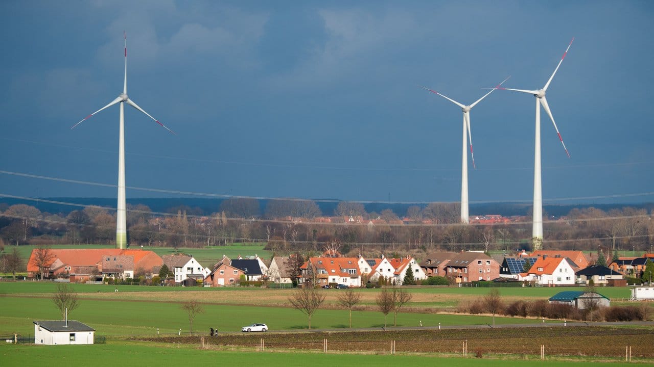 Windräder stehen nahe der Gemeinde Beckedorf in Niedersachsen.